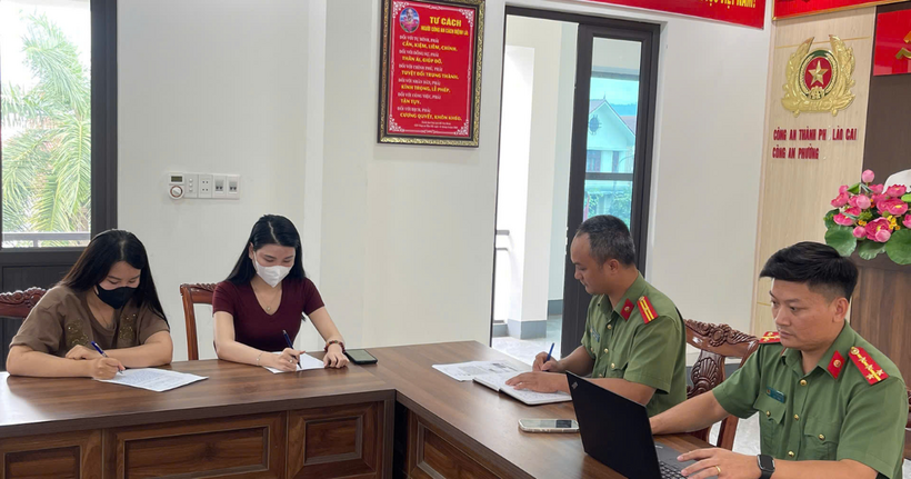 Công an phường Cam Đường làm việc với những người vi phạm. (Ảnh: Công an Lào Cai)