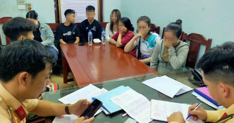 Lực lượng Cảnh sát giao thông làm việc với thanh, thiếu niên vi phạm và đại diện người thân của các đối tượng. (Ảnh: Công an Thanh Hóa)