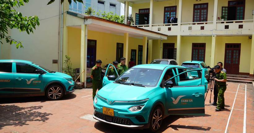 Công an tỉnh Thái Nguyên đã bắt giữ 4 tài xế taxi sử dụng thiết bị điện tử can thiệp trái phép vào hệ thống “Mắt thần” trên xe điện VinFast nhằm gian lận thanh toán. (Ảnh: Bộ Công an)