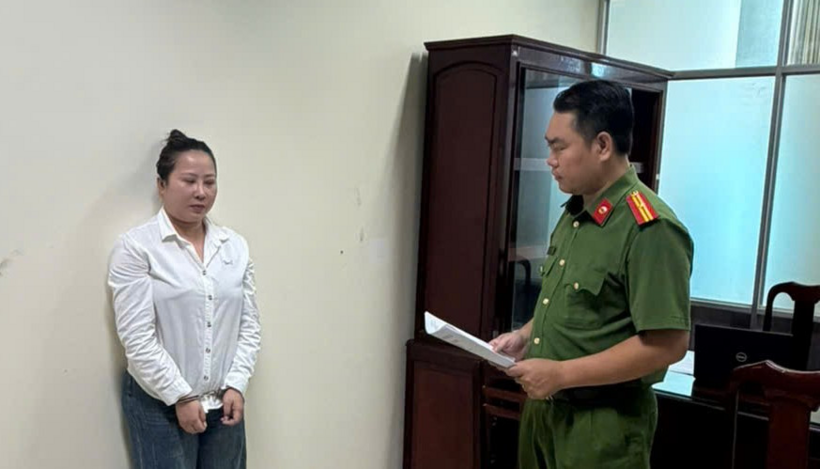 Cơ quan CSĐT Công an TP. Cần Thơ thi hành lệnh bắt tạm giam đối với Trần Thị Kim Xuyến. Ảnh: Công an TP. Cần Thơ