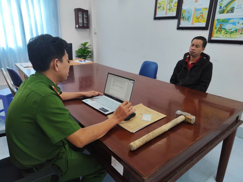 Công an xã Phú Hựu làm việc với Đặng Viết Văn. (Ảnh: Công an tỉnh Đồng Tháp)