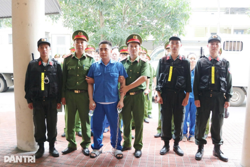 Bị cáo Bùi Đình Khánh chuẩn bị được dẫn giải vào phòng xử án (Ảnh: Nguyễn Dương).