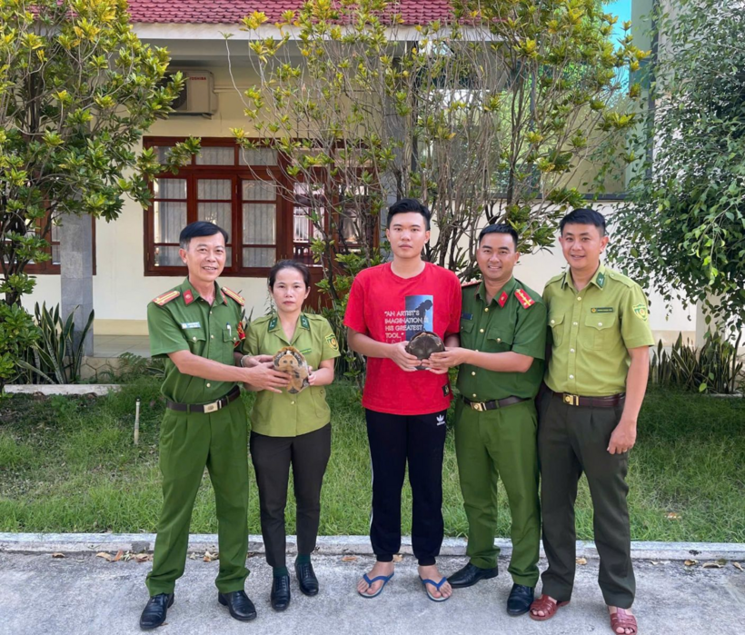 Công an phường Kon Tum đã thực hiện tiếp nhận và bàn giao các cá thể động vật hoang dã quý hiếm. (Ảnh: Công an tỉnh Quảng Ngãi)