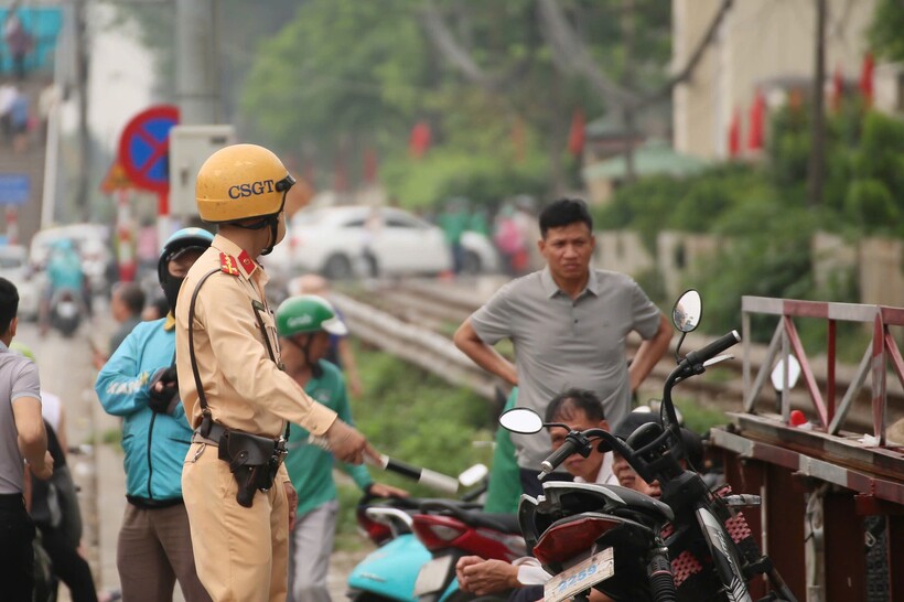 Cảnh sát nhắc nhở người dân để phương tiện bảo đảm an toàn.