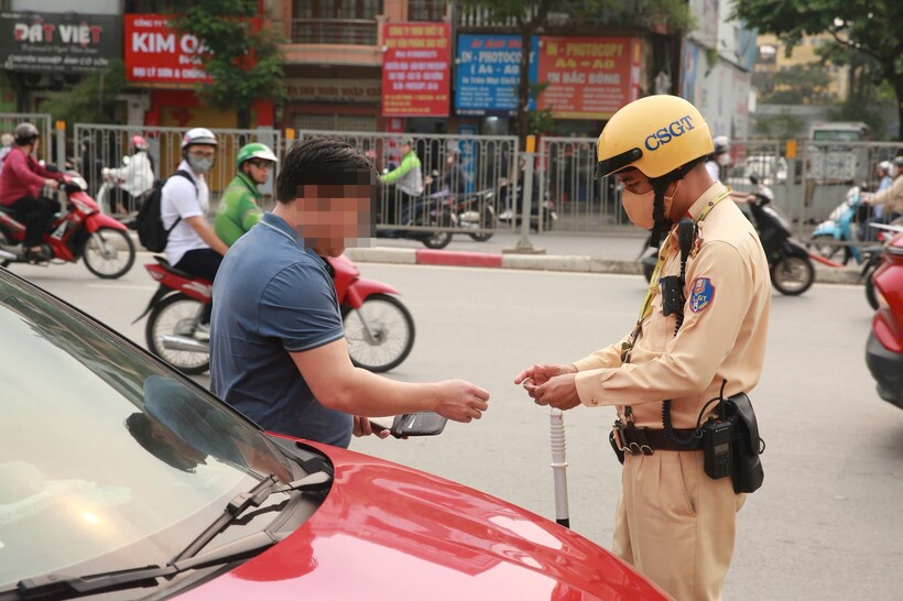 CSGT kiểm tra trường hợp ô tô dừng, đỗ sai quy định trên tuyến Giải Phóng