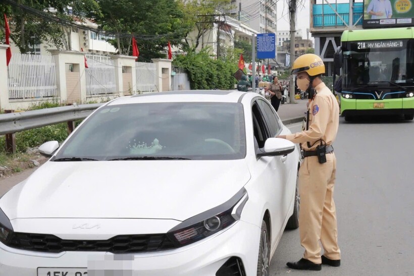 Trường hợp ô tô biển 15K-027xx vi phạm bị kiểm tra, xử lý.