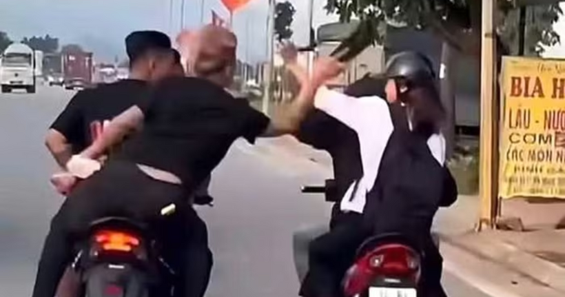 Nhóm thanh niên “kẹp 3” dùng dép đánh người đi đường ở Hải Phòng. (Ảnh cắt từ clip).