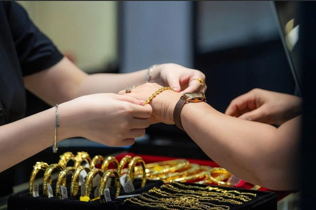Vàng miếng SJC và nhẫn trong nước đi ngang, vẫn duy trì ở vùng cao, giao dịch quanh mốc 165 triệu đồng/lượng. (Ảnh: Thanh niên)