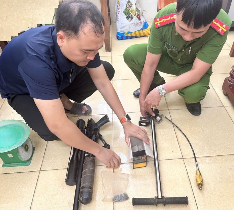Công an làm việc với đối tượng và thu giữ súng tự chế cùng 328 viên đạn chì. Ảnh: Công an tỉnh Ninh Bình.