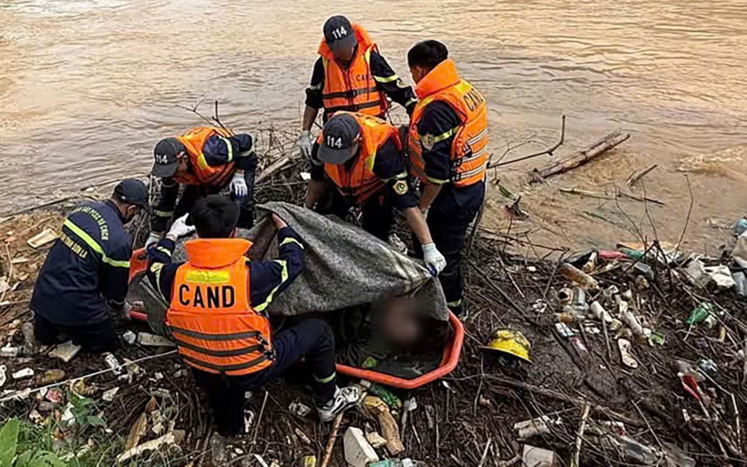 Lực lượng chức năng tìm kiếm được thi thể thứ hai trong vụ đuối nước trên sông Mã. (Ảnh: Tiền phong)