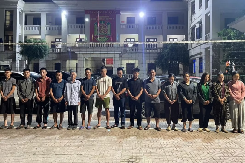 Các đối tượng tổ chức đánh bạc và đánh bạc bị cơ quan Công an bắt giữ. (Ảnh: Công an tỉnh Nghệ An)