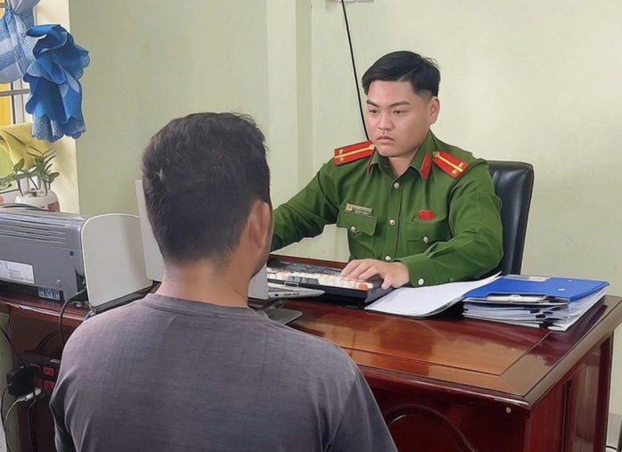 Công an làm việc với T.V.D. (Ảnh: Công an xã Tân Tập)