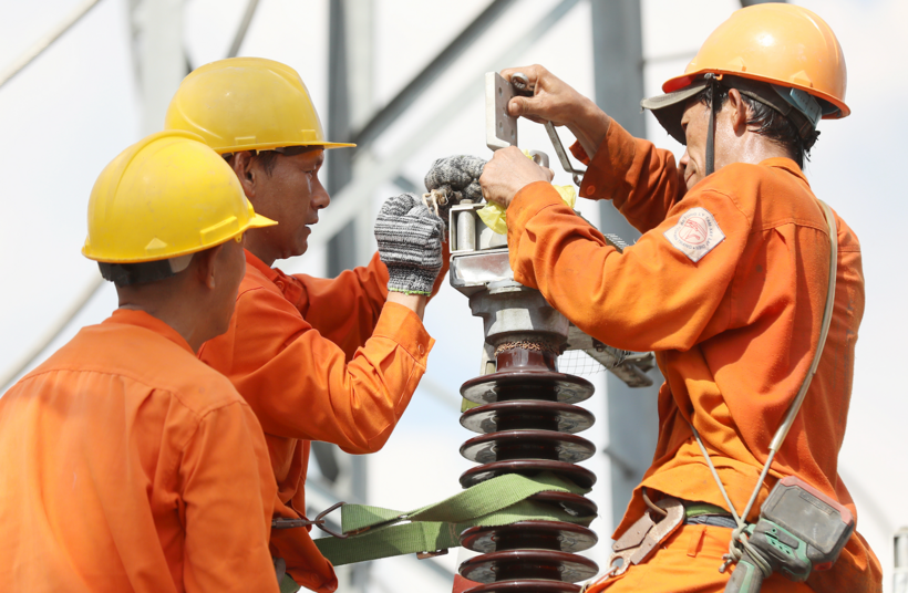 Tính đến hết năm 2024, hoạt động kinh doanh của EVN có lãi nên số lỗ lũy kế của Công ty mẹ - EVN còn khoảng 44.792 tỷ đồng. (Ảnh: VietnamNet)