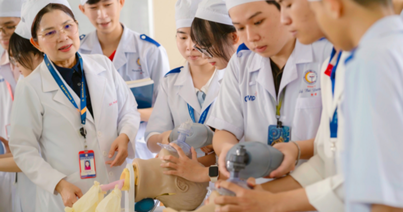 Học phí các trường y dược năm 2026 có biến động mạnh, nhiều trường tăng từ 46% đến hơn 100%. Mức thu cao nhất ghi nhận đạt ngưỡng trên 800 triệu đồng/năm. Ảnh minh họa