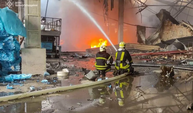 Lính cứu hỏa dập tắt đám cháy sau cuộc tấn công của Nga vào thành phố Ternopil ở miền Tây Ukraine vào ngày 6/6/2025. Ảnh minh họa: Cơ quan Dịch vụ Khẩn cấp Nhà nước Ukraine