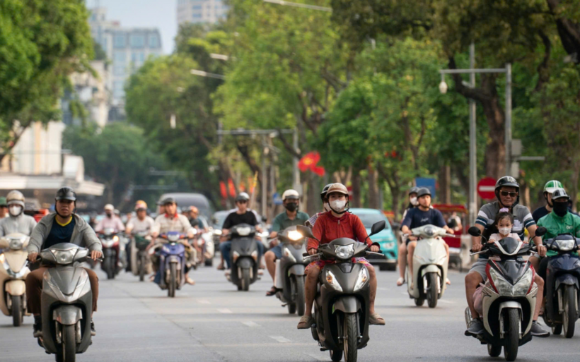 Xe máy lưu thông trên phố Đinh Tiên Hoàng, phường Hoàn Kiếm, TP.Hà Nội. (Ảnh: VnExpress)