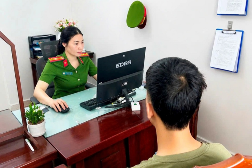 Công an xã Bắc Thái Ninh làm việc với H.V.P. (Ảnh: Công an Hưng Yên).