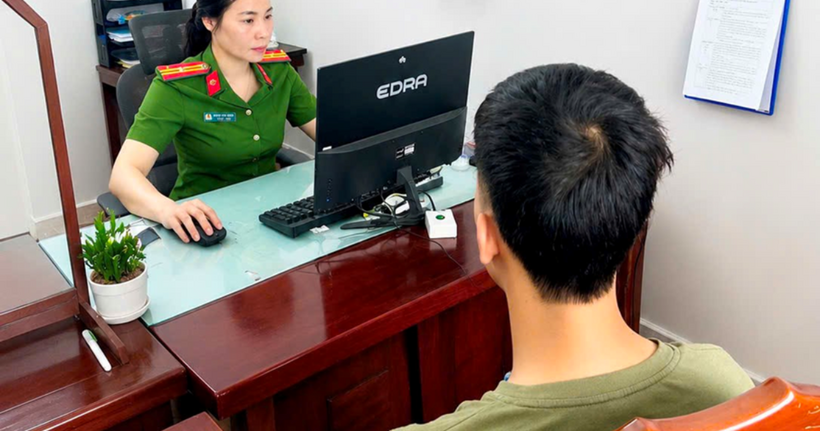 Công an xã Bắc Thái Ninh làm việc với H.V.P. (Ảnh: Công an Hưng Yên)