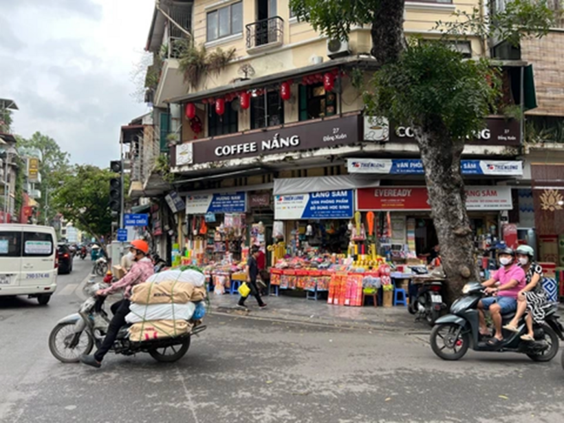 Dự kiến mức phí thuê lòng đường, vỉa hè trên các tuyến phố tại 4 quận nội thành cũ gồm Hoàn Kiếm, Ba Đình, Hai Bà Trưng, Đống Đa và các phố văn hóa ẩm thực, chợ đêm là 45.000 đồng/ m2/tháng. Ảnh minh họa: Tuổi Trẻ