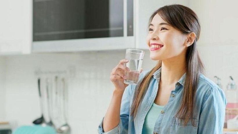 Uống nước ấm giúp giảm triệu chứng viêm họng