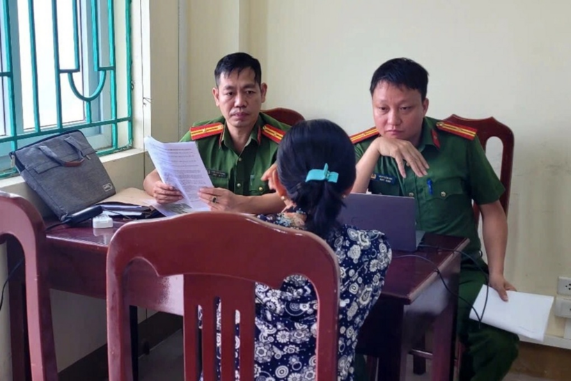 Công an phường Phù Vân làm việc với chị M. (Ảnh: Công an Ninh Bình).