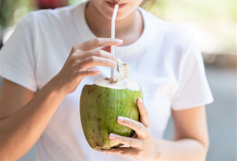 Việc uống quá nhiều nước dừa có thể gây bất lợi cho người có chức năng thận suy giảm. Ảnh minh họa