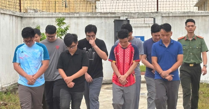 Các đối tượng trong đường dây tổ chức đánh bạc, lừa đảo, rửa tiền bị bắt. (Ảnh: Công an Hà Tĩnh)