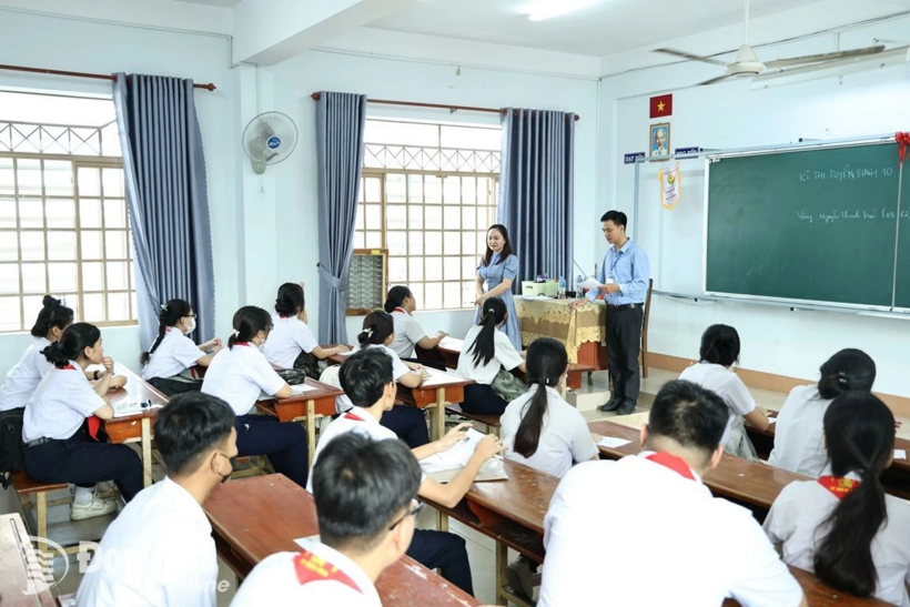 Thí sinh tham dự kỳ thi tuyển sinh vào lớp 10 THPT năm học 2025-2026 tại Trường THPT Ngô Quyền (phường Trấn Biên). Ảnh: Công Nghĩa