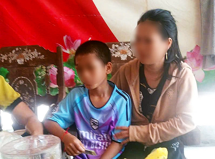 Cháu bé nghi bị bạo hành. Ảnh: Tuổi Trẻ