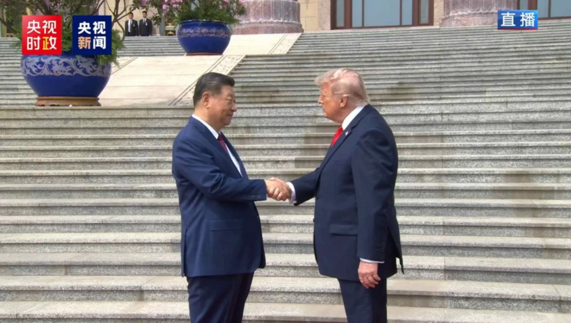Tổng thống Mỹ Donald Trump bắt tay Chủ tịch Trung Quốc Tập Cận Bình trong lễ đón chính thức tại Đại lễ đường Nhân dân ngày 14/5. (Nguồn: CCTV)