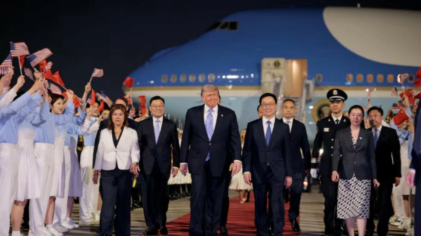 Lễ đón Tổng thống Mỹ Donald Trump tại sân bay có sự góp mặt của Phó Chủ tịch Trung Quốc Hàn Chính và Đại sứ Trung Quốc tại Mỹ Tạ Phong. (Nguồn: Tân Hoa xã)