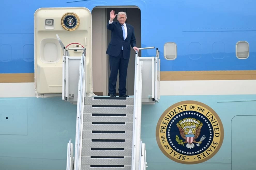Trong ngày 15/5, Tổng thống Trump đã có cuộc gặp riêng với Chủ tịch Trung Quốc Tập Cận Bình tại Trung Nam Hải. Đến chiều cùng ngày, Tổng thống Trump lên chiếc Air Force One, kết thúc chuyến thăm Trung Quốc kéo dài ba ngày. Báo chí Trung Quốc đưa tin, Ngoại trưởng Trung Quốc Vương Nghị đã ra tiễn ông Trump tại sân bay. (Nguồn: Tân Hoa xã).&nbsp; Theo Báo Tin tức và Dân tộc/TTXVN