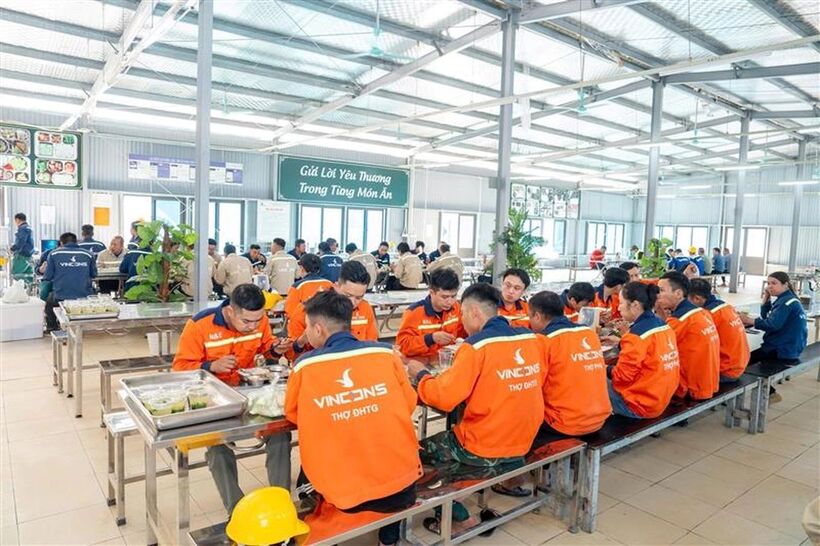 Với việc tuyển dụng quy mô lớn 20.000 lao động giai đoạn 1 tại khu vực Nam Hà Nội, Vingroup hướng tới hỗ trợ người dân có đất bị thu hồi, tạo sinh kế bền vững và nâng cao chất lượng cuộc sống thông qua mức thu nhập và phúc lợi vượt trội so với thị trường.