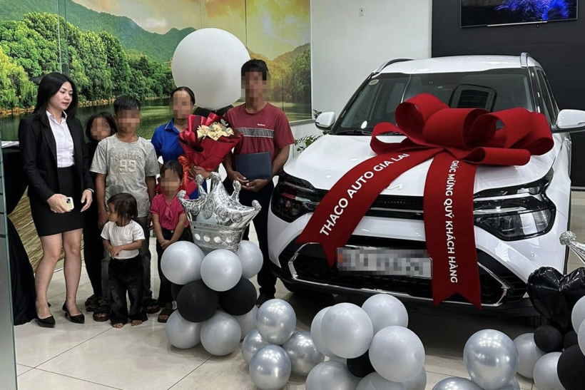 Gia đình 6 người của anh C. đi nhận xe. Ảnh: Dân trí