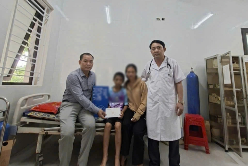 Cháu T. điều trị tại Trung tâm Y tế Tân Kỳ. Ảnh: Dân Trí