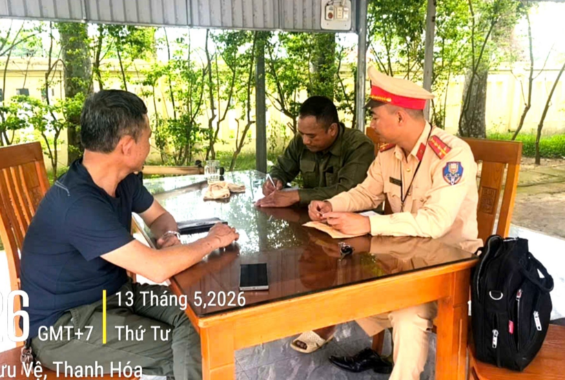 Cảnh sát giao thông lập biên bản xử phạt và đề nghị xử phạt tài xế Lê Văn L.