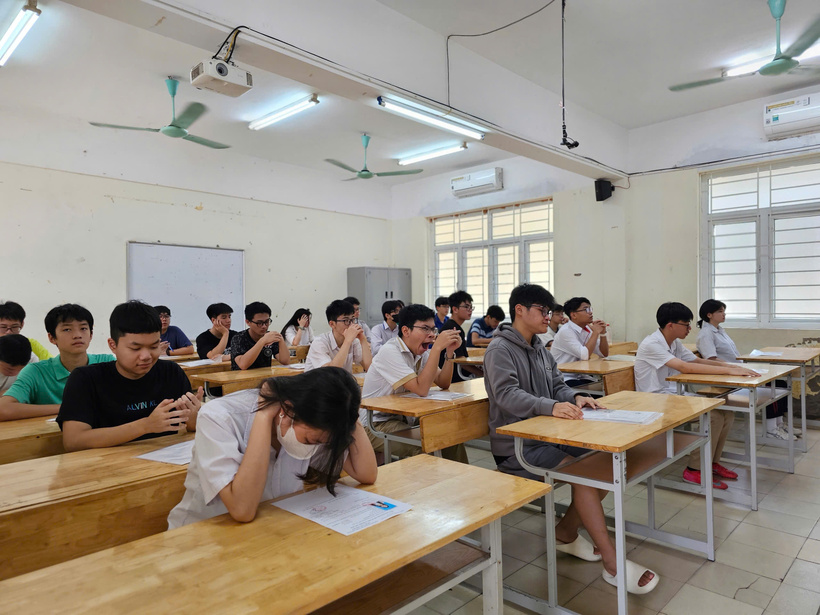 Nhiều học sinh kiệt sức tinh thần vì áp lực phải luôn giỏi. Ảnh minh họa