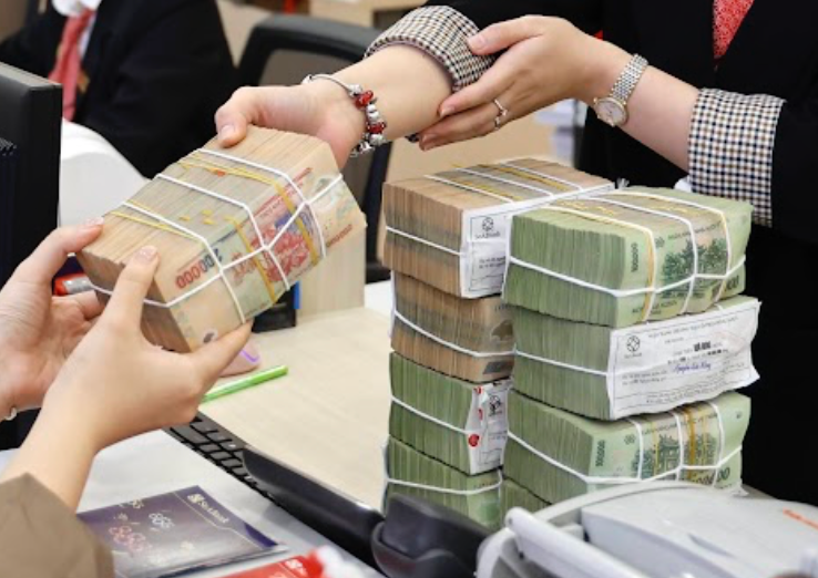 Sacombank hiện là ngân hàng duy nhất niêm yết mức lãi suất 8%/năm, áp dụng cho tiền gửi kỳ hạn 24-36 tháng, với điều kiện khách hàng gửi tiết kiệm từ 1 tỷ đồng trở lên. Ảnh minh họa