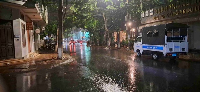 Lực lượng chức năng túc trực trước quán cà phê. Ảnh: Người lao động