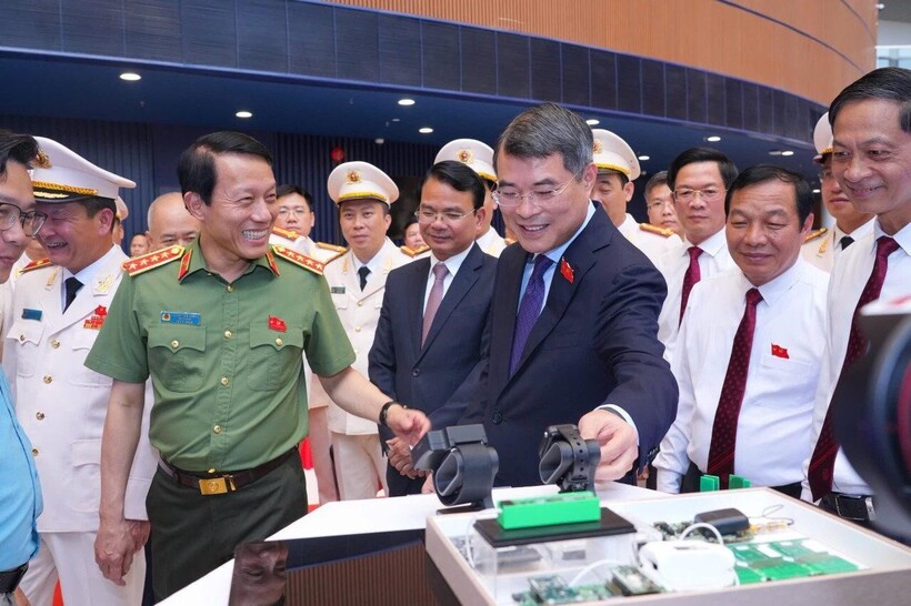 Thủ tướng Chính phủ Lê Minh Hưng, Bộ trưởng Bộ Công an Lương Tam Quang và các đại biểu tham quan khu trưng bày các sản phẩm công nghệ