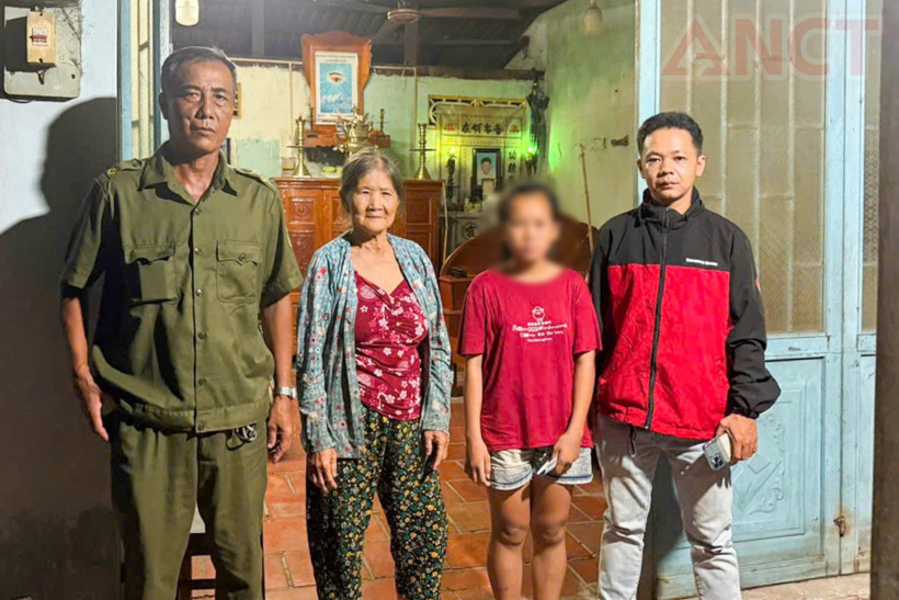 Bé N.T.C.G. được đưa về nhà an toàn (Ảnh: Công an cung cấp).