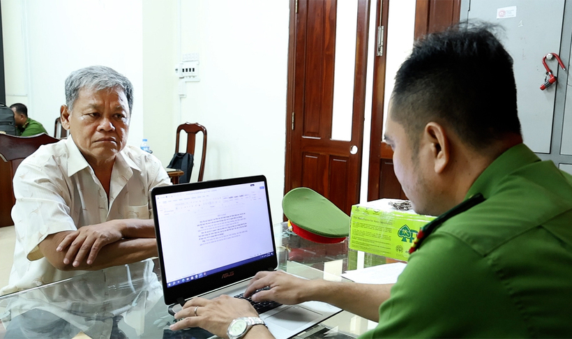 Bị can Nguyễn Văn Phu khai nhận tại cơ quan Công an. Ảnh: Công an An Giang