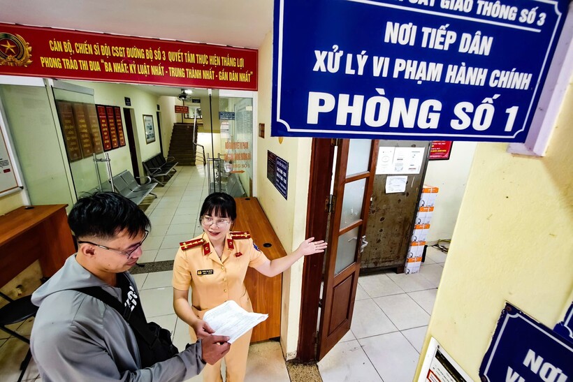 Cán bộ hướng dẫn người dân tại Đội CSGT đường bộ số 3.