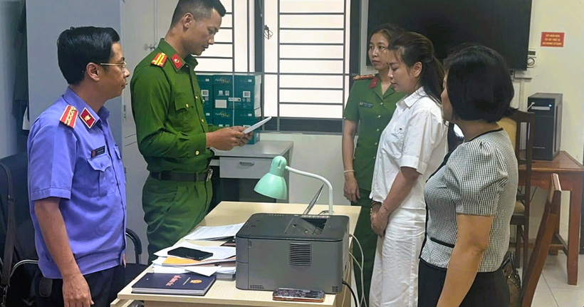 Cơ quan điều tra đọc lệnh khởi tố bị can.( Ảnh: Viện Kiểm sát nhân dân tỉnh Thanh Hóa)