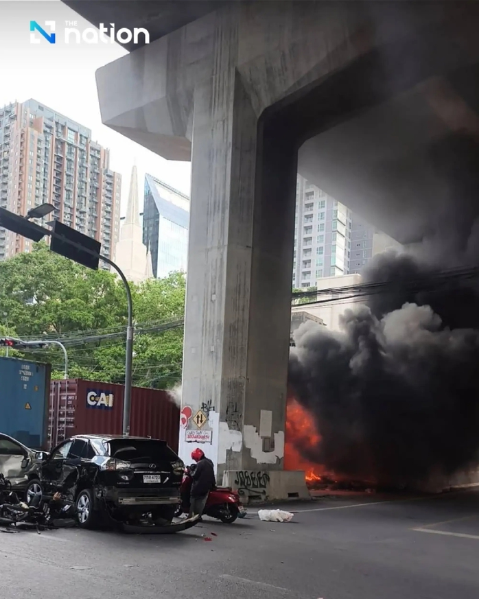 Hiện trường xe buýt bốc cháy sau khi bị tàu hàng tông tại khu vực gần ga Makkasan. Ảnh: The Nation/ Theo Người Lao Động