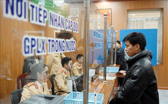 Người dân đang chờ cấp, đổi giấy phép lái xe vẫn có thể xuất trình qua VNeID hoặc cung cấp căn cước công dân để CSGT tra cứu. (Ảnh minh họa: TTXVN)