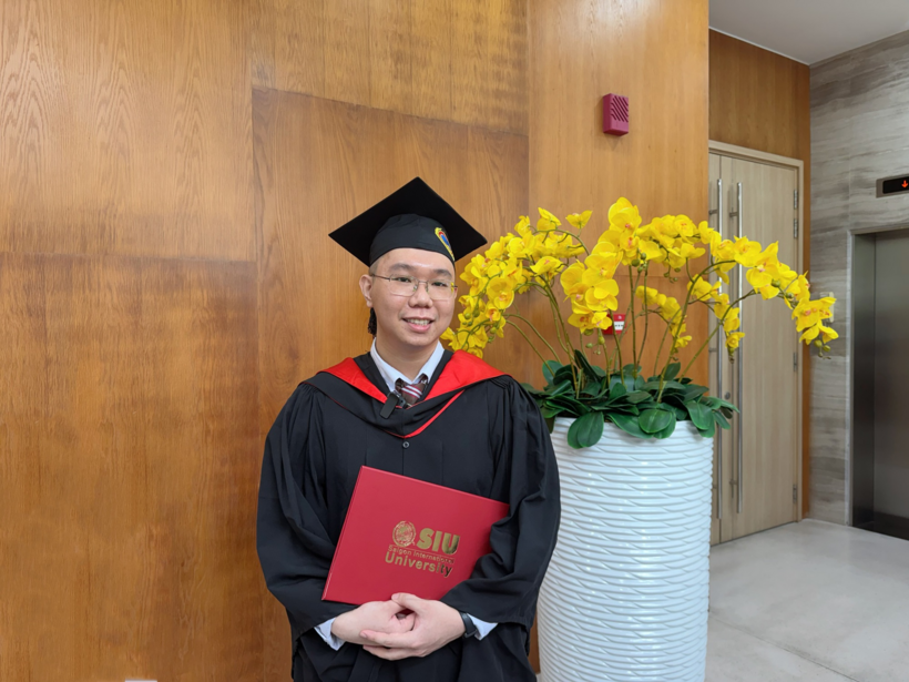 Thủ khoa tốt nghiệp của Trường ĐH Quốc tế Sài Gòn năm nay là sinh viên học chuyên ngành AI khóa đầu tiên - Trương Gia Kiệt.&nbsp; ẢNH: MỸ QUYÊN