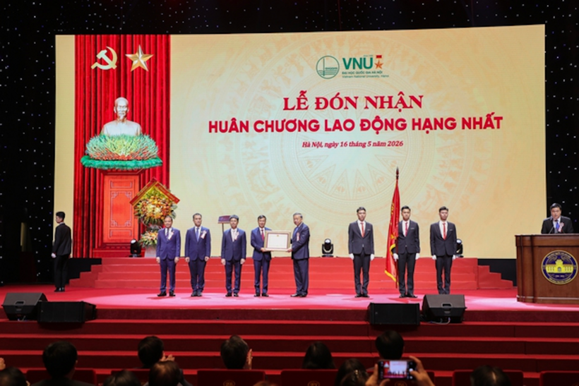 Tổng Bí thư, Chủ tịch nước Tô Lâm trao Huân chương Lao động hạng Nhất tặng Đại học Quốc gia Hà Nội.