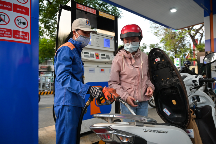Giá xăng dầu đã giảm mạnh trong hơn 1 tháng qua. Ảnh: Nguyễn Huế/ VietNamNet