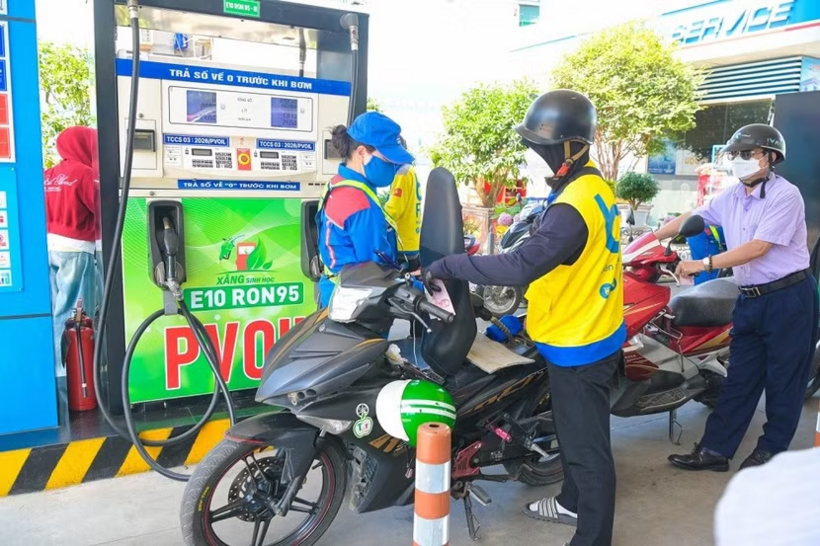 Trước khi triển khai kinh doanh đại trà trên toàn hệ thống, PVOIL đã có thời gian thí điểm bán xăng sinh học E10 tại nhiều địa phương và cũng nhận được những phản hồi tích cực từ người tiêu dùng./ Theo An ninh Thủ đô